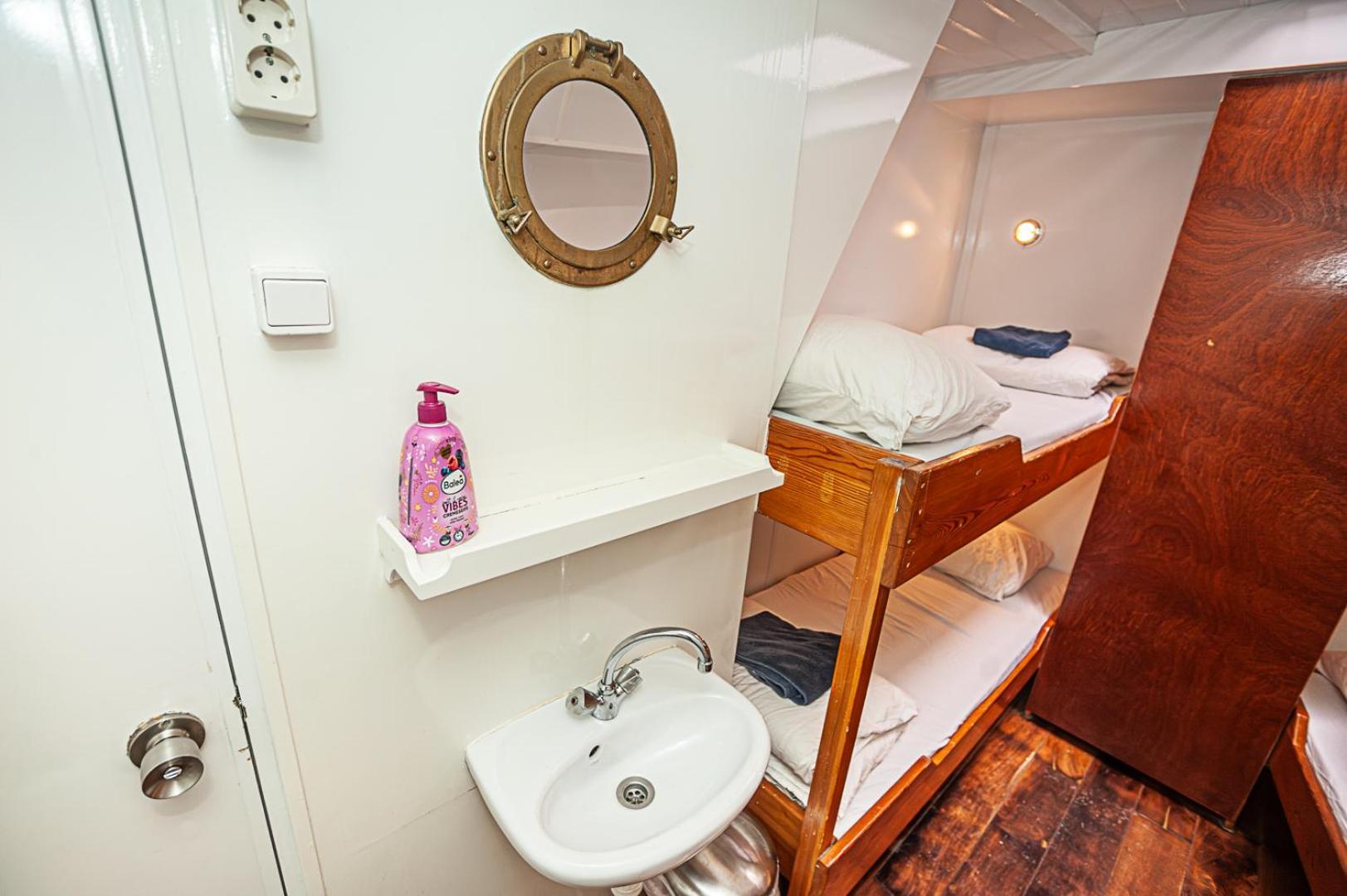 Amsterdam Hotelboat Экстерьер фото